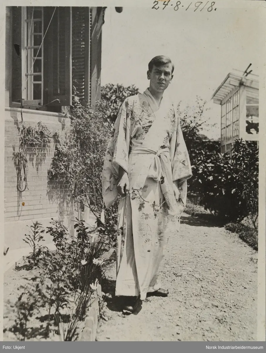 Ung mann i japansk kimono, gul silke