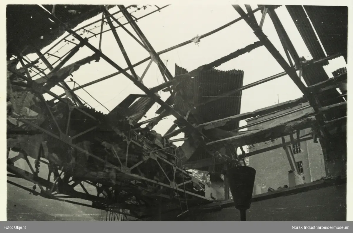 Skade på tak etter bombingen av Vemork i 1943