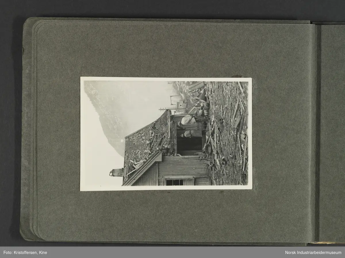 Fotografiene viser bilder av ødeleggelsene etter bombinga av Vemork 16. november 1943.
