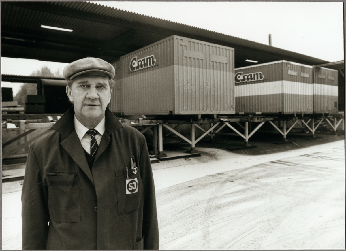 Sigvard Boström från Statens Järnvägar, SJ framför containrar av monteringstypen Csam.