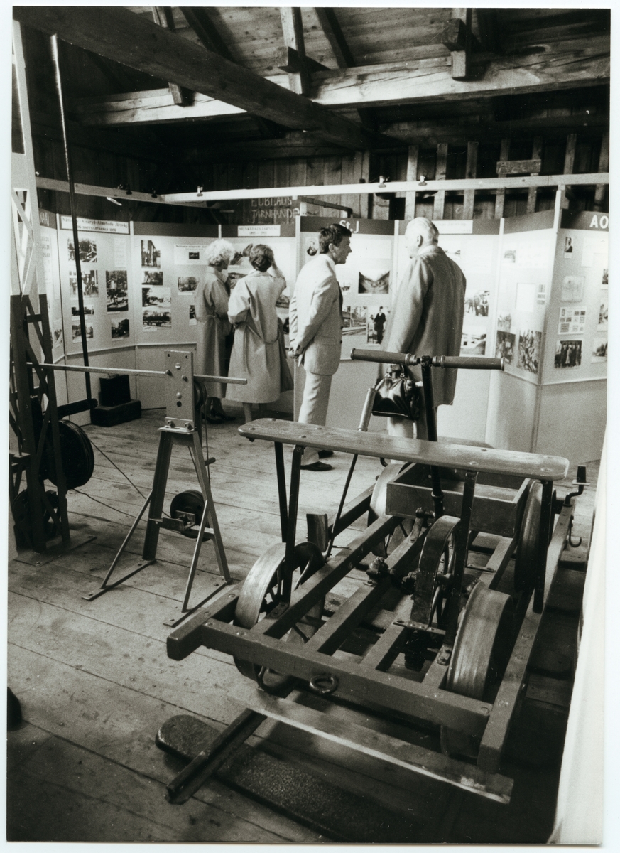 På Trafikaktiebolaget Grängesberg - Oxelösunds Järnvägar, TGOJ-dagen besökte några medverkande Museibanans nyöppnade utställning i Mariefred 1986.