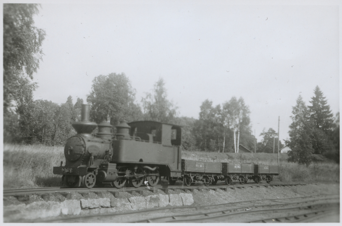 Bredsjö - Degerfors Järnväg, BDJ lok 5 på smalspårig järnväg. BDJ J 165 som första godsvagn.