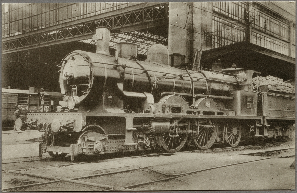 Compagnie des chemins de fer du Midi, MIDI lok 1911.

Ånglok med tender vid Gare Montparnasse banhall i Paris.
