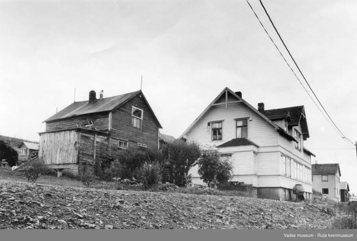 Bietilægården, Indrebyen, Vadsø. Bildet er tatt fra syd mot nordøst. Hele anlegget består av et stort våningshus, tre mindre fjøs, notbu, kai, slipp og slipphus. Bietilæanlegget ble fredet i 1988.