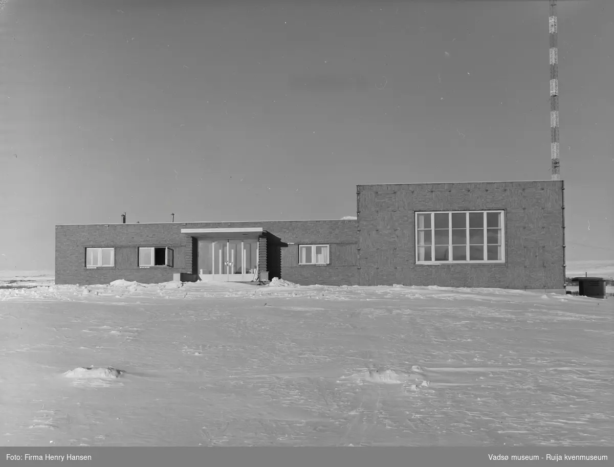 Finnmark kringkaster, Vadsø, 1956. Et vinterbilde tatt fra sør mot nord.
Finnmark kringkasting ble oppført 1948-1949. Arkitekt MNAL Henrik Kjær. Bygget ble innviet 15.09.1949