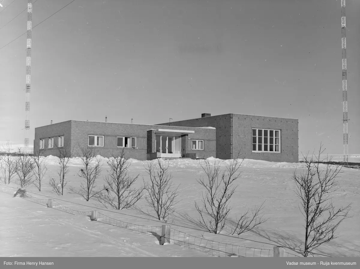 Finnmark Kringkasting, Vadsø, 1956.Et vinterbilde tatt fra sørvest mot nord. Finnmark kringkasting oppført 1948-1949. Arkitekt MNAL Henrik Kjær. Bygget ble innviet 15.09.1949