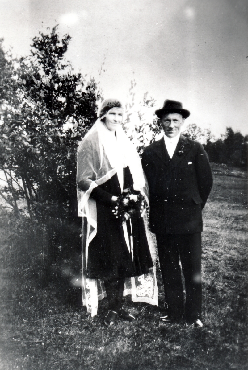 Brudeparet Gudrun og Enok Enoksen, Bakkemo. Senja 1932