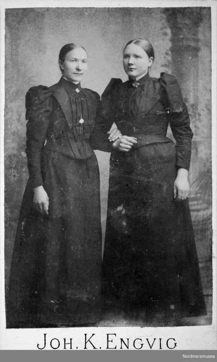 Foto av to kvinner. Fra et fotoalbum som stammer fra Marie Opdal (f. april 1894 - d. februar 1981/82) gitt i gave av Torbjørg og Arild Karijord. Fra Nordmøre museums fotosamlinger.
