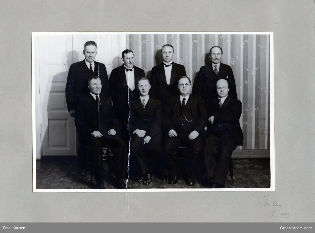 Formannskapet i Sør-Varanger kommune 1929-1931: Sittende fra venstre; Hans Fiksdal, Thor Gravdahl (varaordfører), Axel Borgen (ordfører), Johannes Lemika. Stående fra venstre; Thomas Iveland (vara for Mikkola), Sigurd Dørum, Trygve Meidell, Peder Fredriksen.