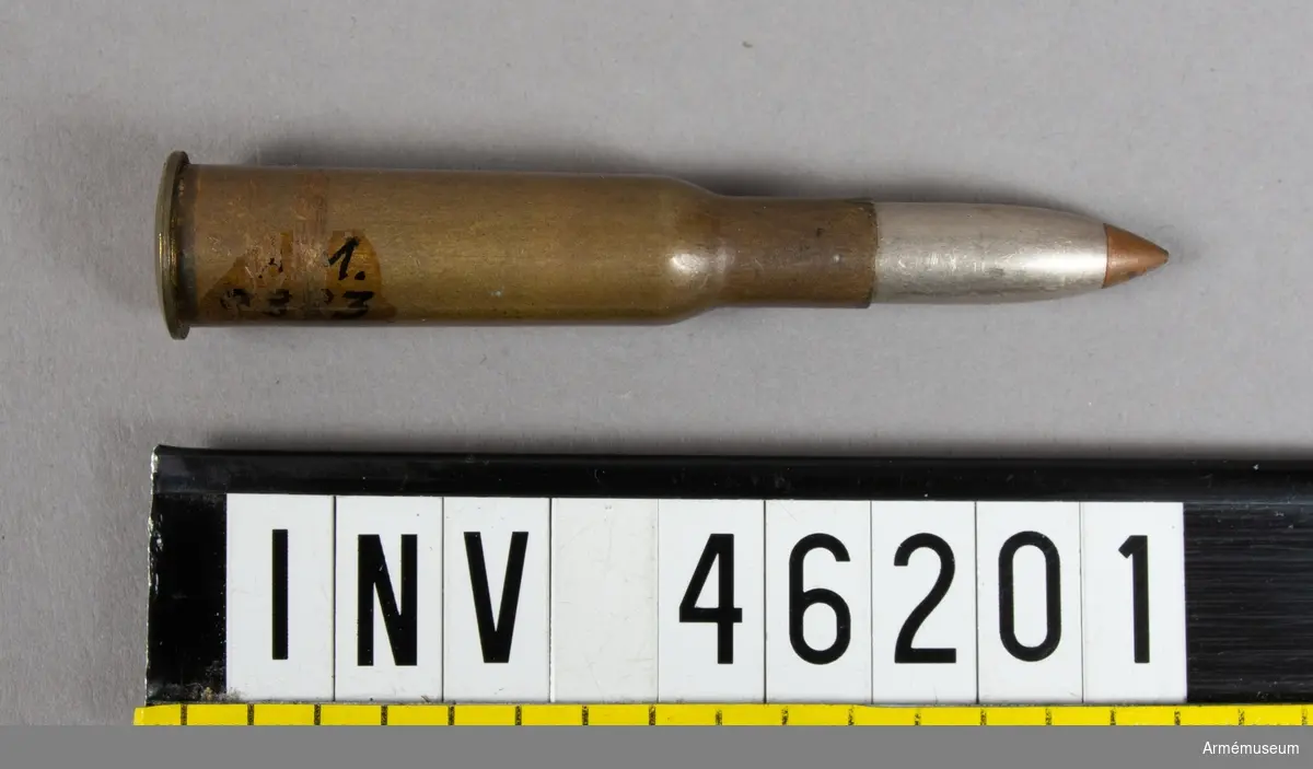 Grupp E V.
Ammunition med pansarbrytande kula. Utgångshastighet angiven till 800 m/sek. Märkt 1916.
Använd vid AB Svenska Krutfaktorierna i Landskrona 1907.