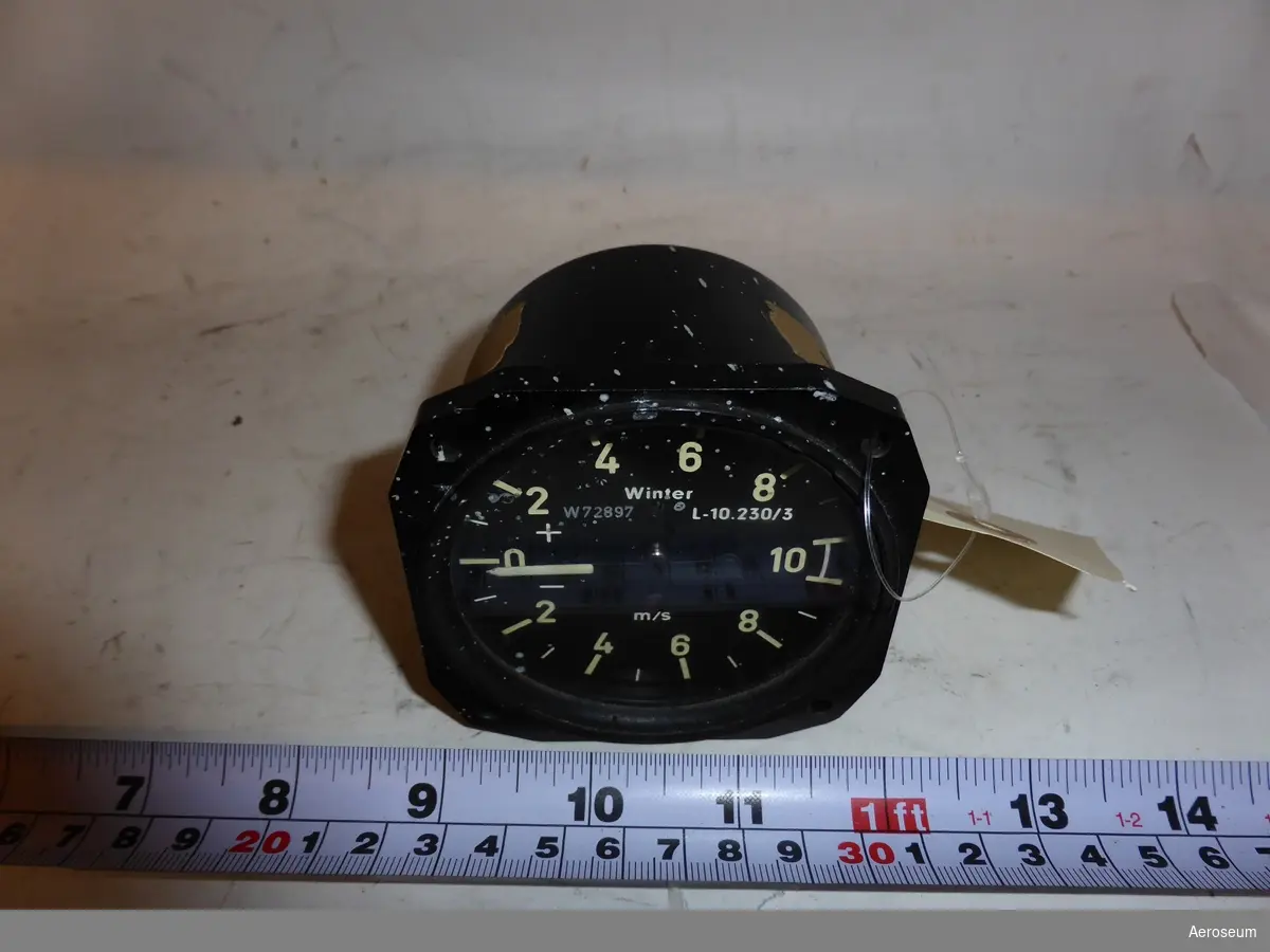 en variometer gjord i svart metall. Har självlysande visare och siffror. Tillverkat av Gebr. Winter GmbH & Co. KG. år 1969.
Den är graderad i m/s.