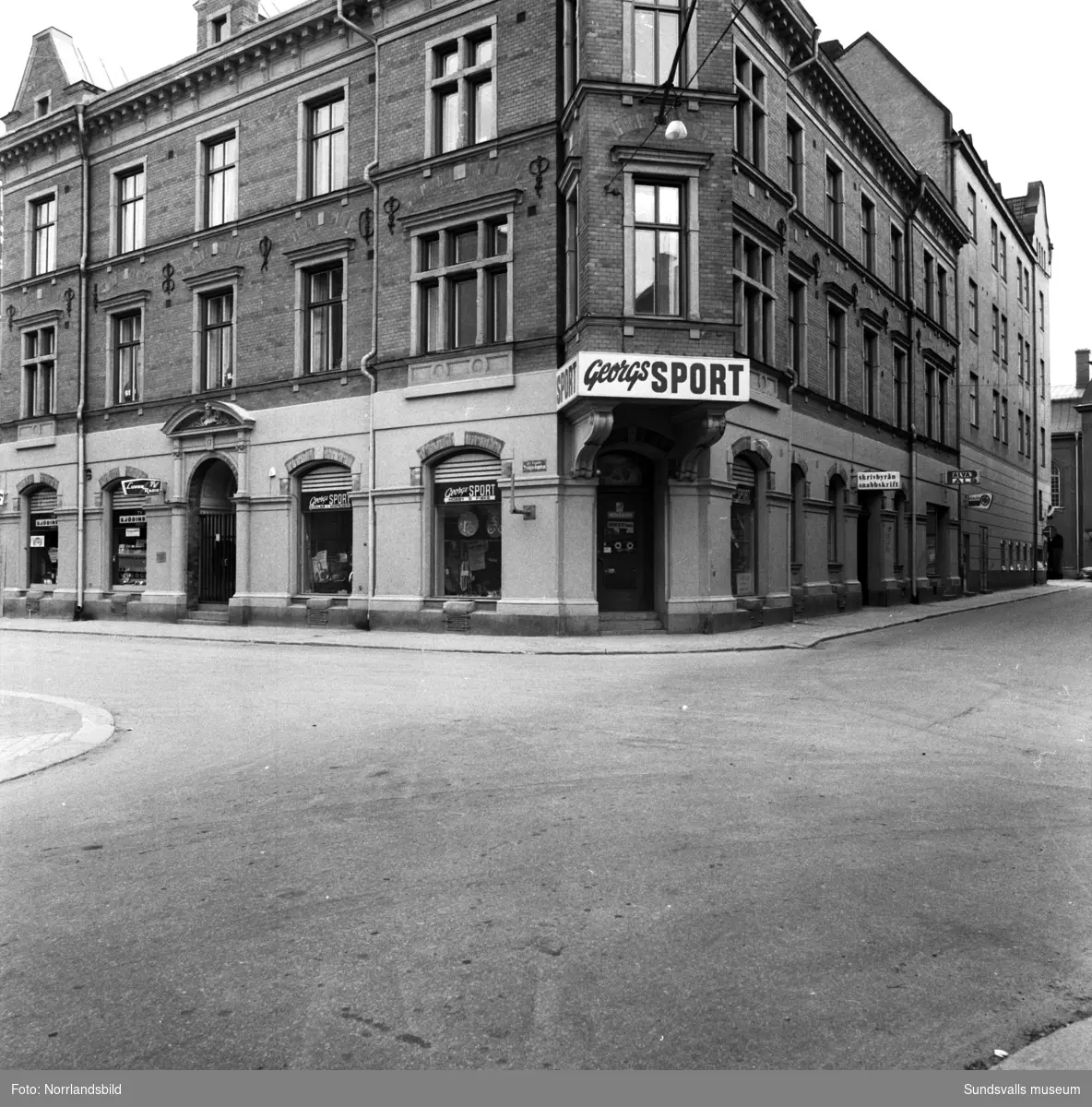 Fastigheten i hörnet av Trädgårdsgatan och Bankgatan, kvarteret Cupido, med Georgs Sport i gatuplan.