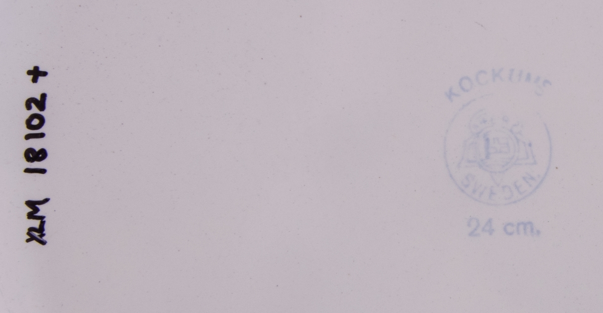 Tallrik, vit emalj med blå kant. På undersidan märket; KOCKUMS SWEDEN 24cm.