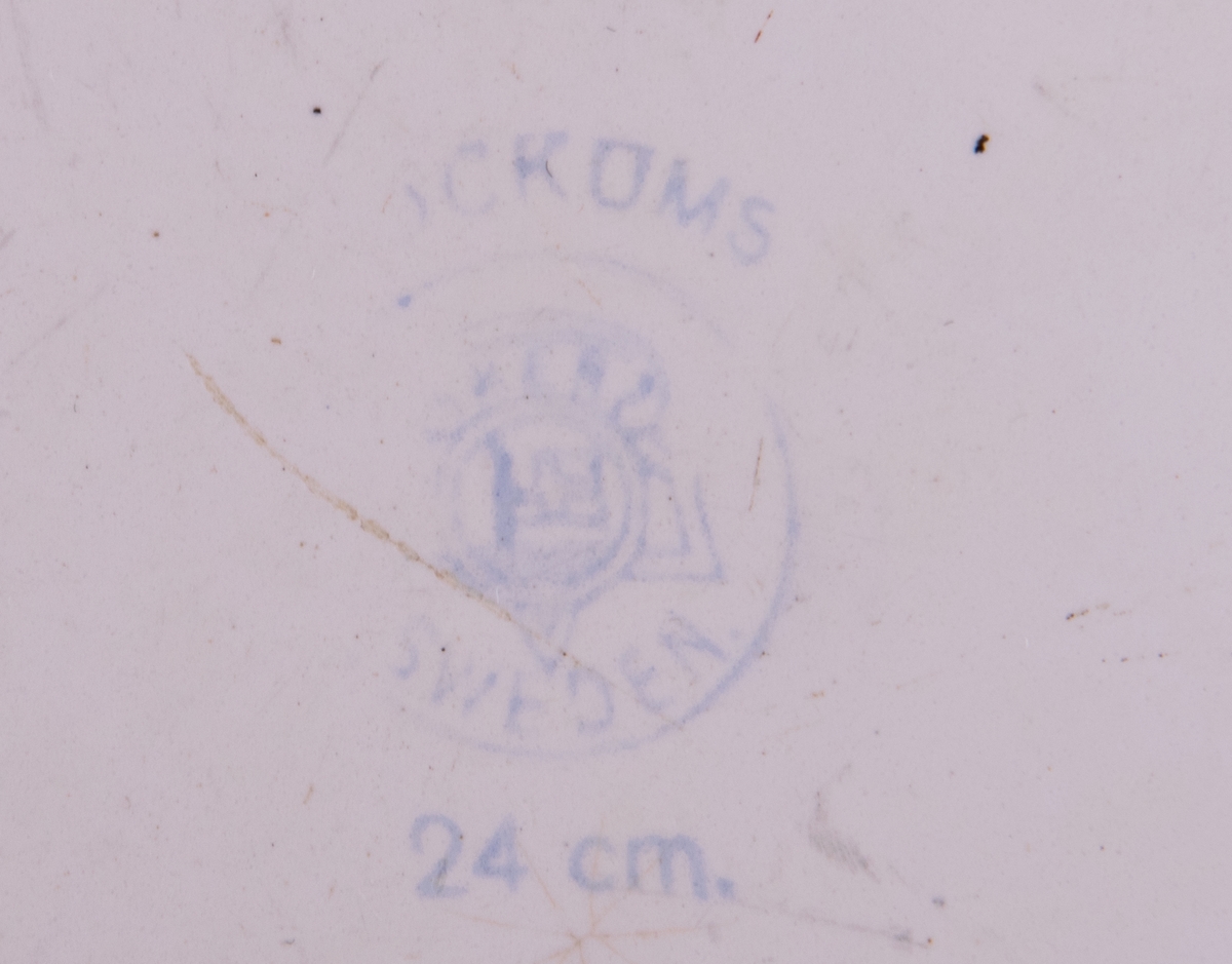 Tallrik, vit emalj med blå kant. På undersidan märket; KOCKUMS SWEDEN 24cm.