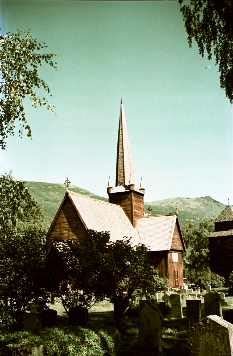 To bilder av Vågå kirke.