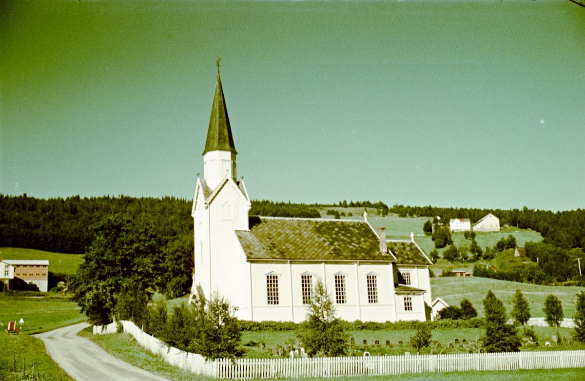 To bilder av kirker i Holtålen kommune. På bilde nummer en, Haltdalen kirke, på nummer to Ålen kirke.
