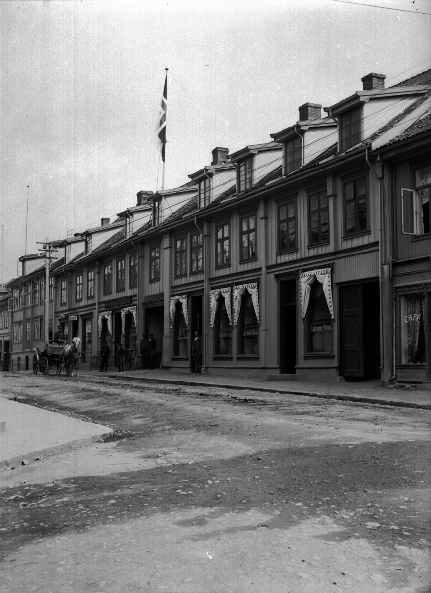 Storgata 73-75 med Ormsrud Hotel (med herr Strangstad i døren)