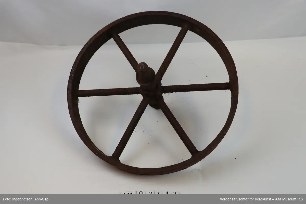 Form: Hjul med aksling og 6 eiker.