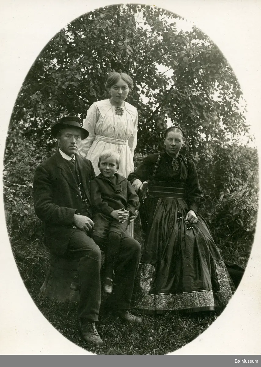 Familiebilete av Halvor O. og Gunnhild Torstveit med barna Bergit og Olav