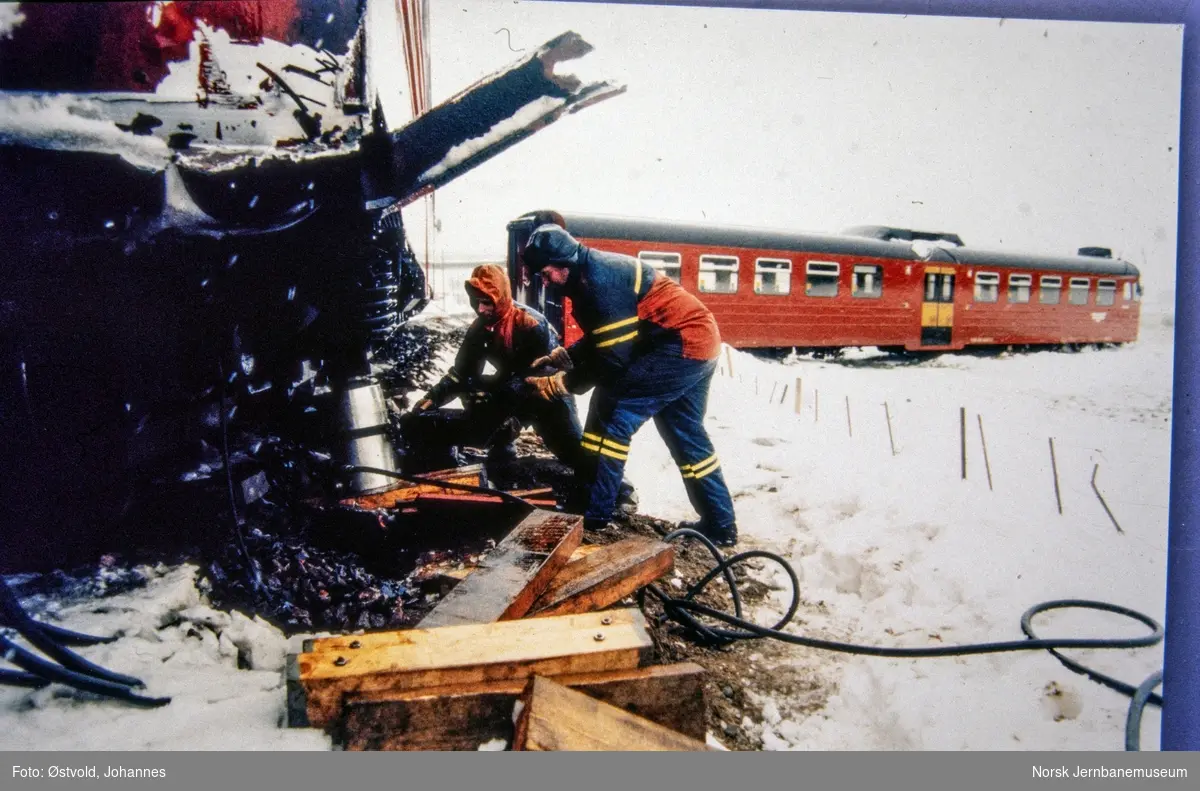 Styrevogn litra BS nr. 69633 har sporet av mellom Varhaug og Nærbø stasjoner på grunn av is og sand i sporet.