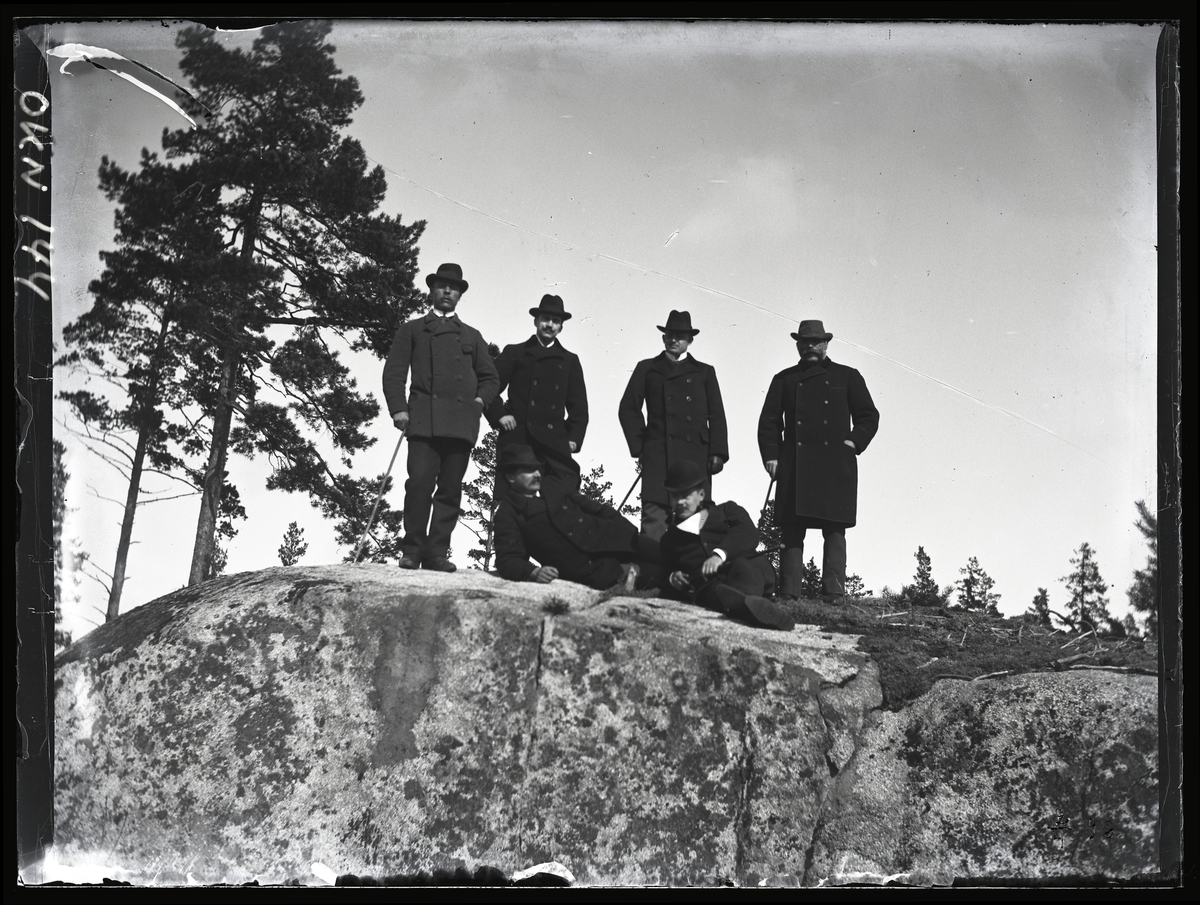 Sex män i skogen på berghäll, Riddarhyttan.