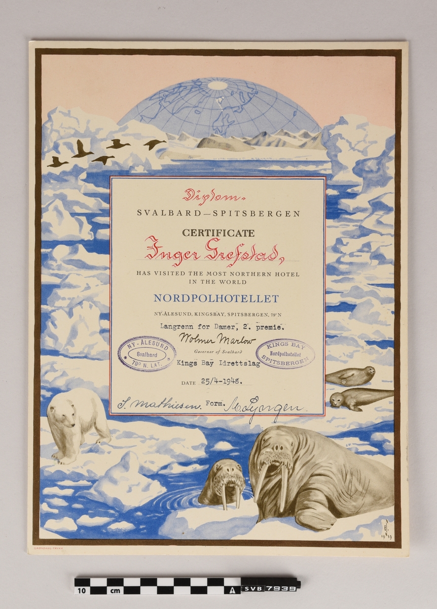 Rektangulært pappark med trykt og håndskrevet tekst og flere håndskrevne signaturer. Det er trykt fargegrafikk av isbjørn, fugler, sel og hvalross. Teksten er på engelsk og på norsk.