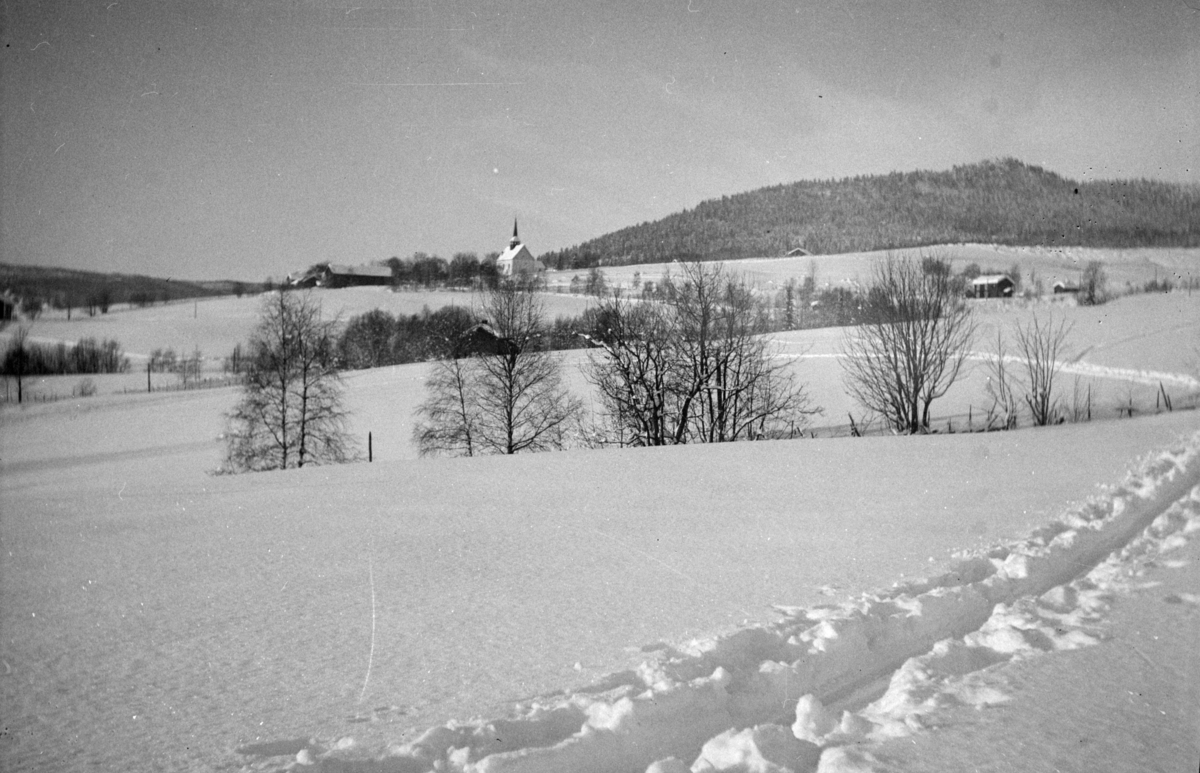 Østre Gausdal, vintermotiv med skiløype. Follebu kirke og Lundevarden i bakgrunnen.
