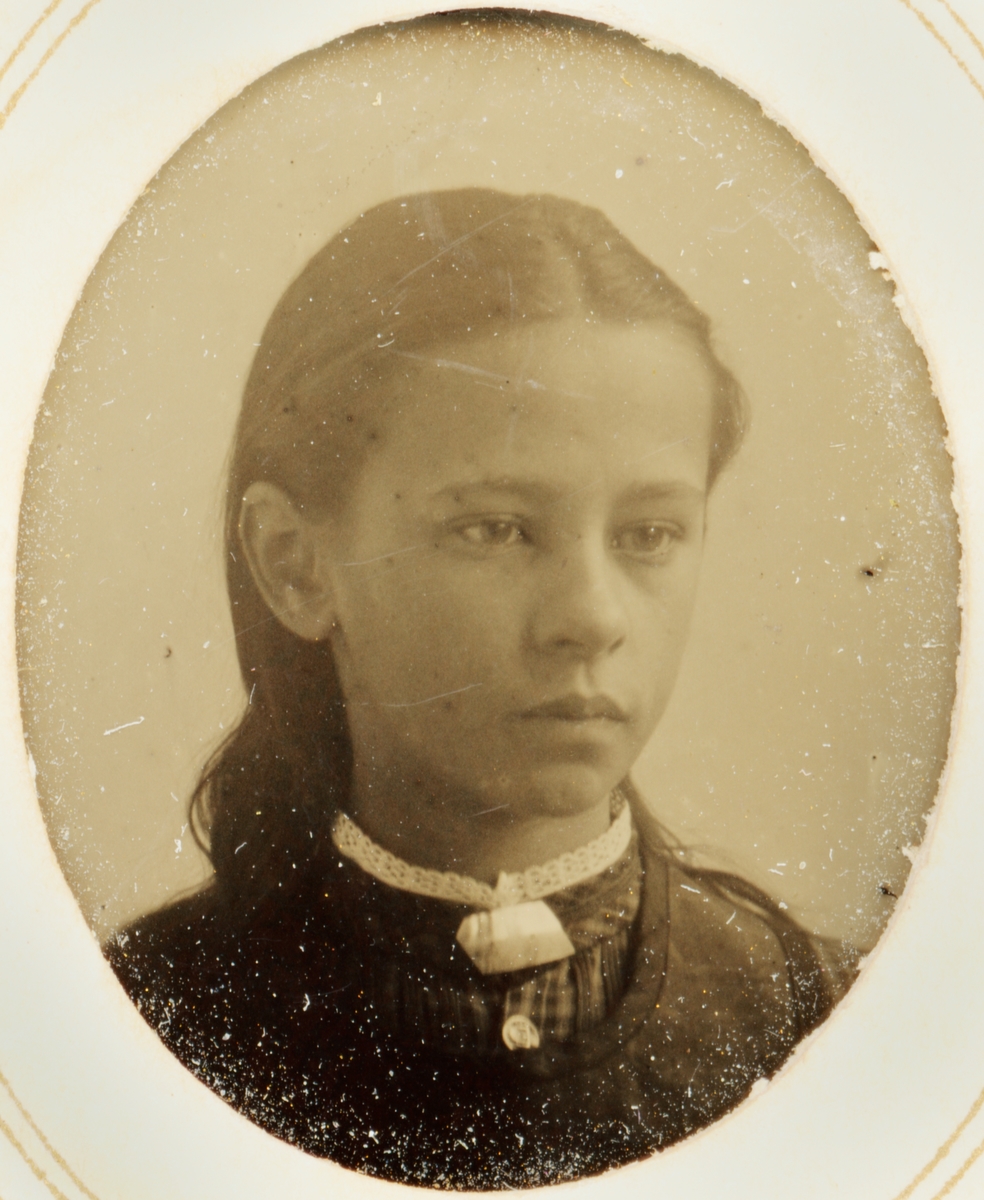 Ferrotyp - flicka, sannolikt Uppsala, omkring sekelskiftet 1900