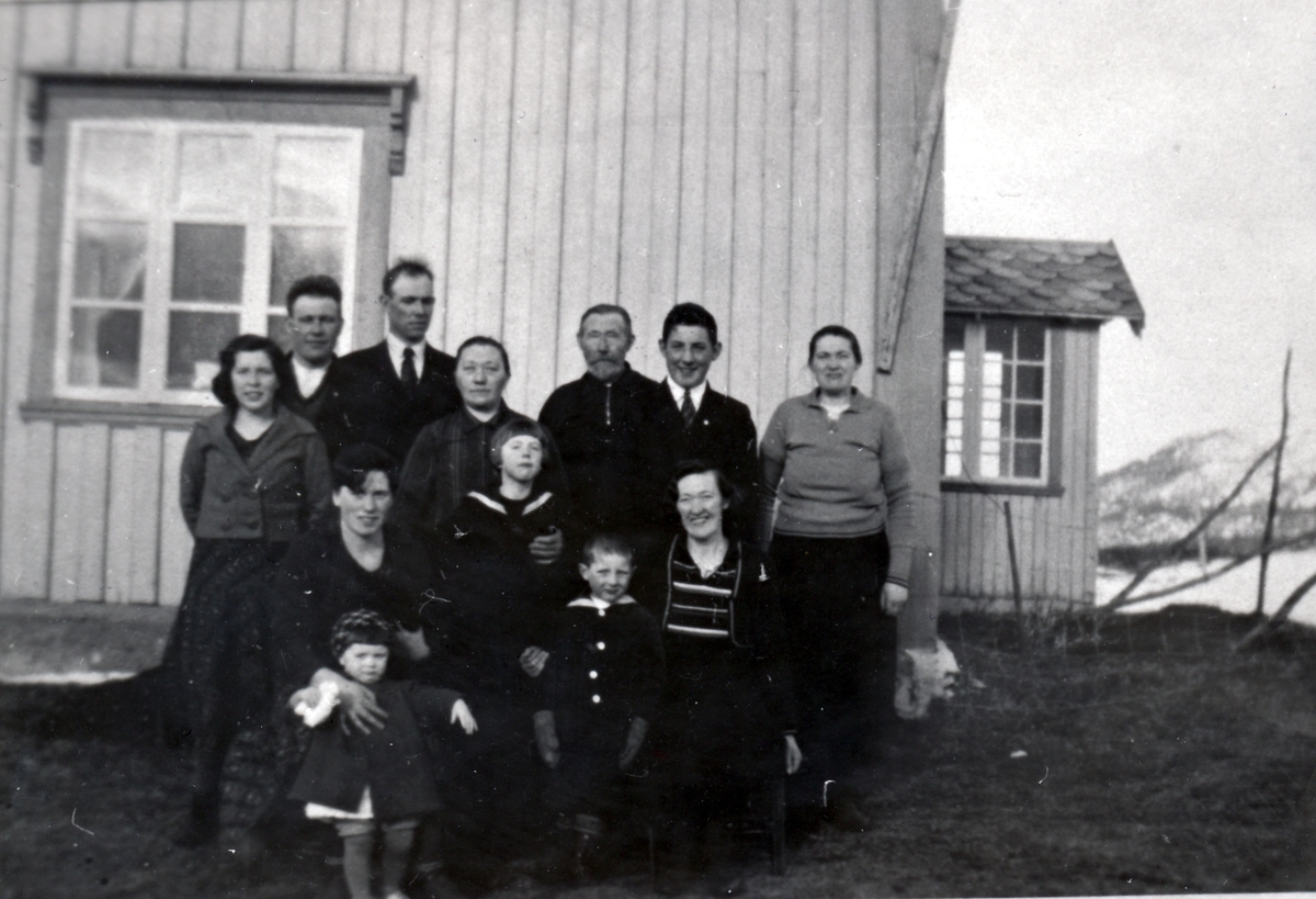 Familie foran Borterstua i Hofsøya. Senja