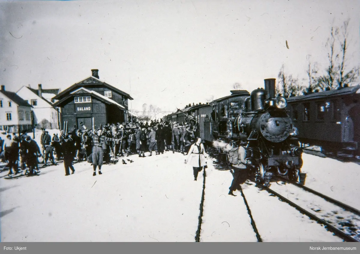 Smalsporet damplokomotiv type XXIII med skiløpertog på Ualand stasjon.