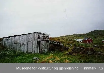 Skjå på Melkøya med nast og våningshus i bakgrunn
