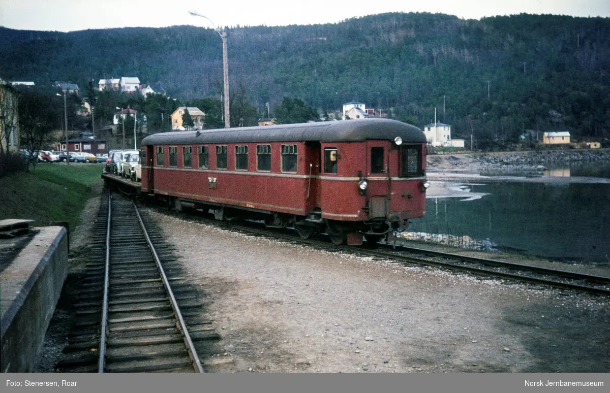 Sulitjelmabanens dieselmotorvogn SULITELMA ankommer Finneid stasjon med blandet tog.
