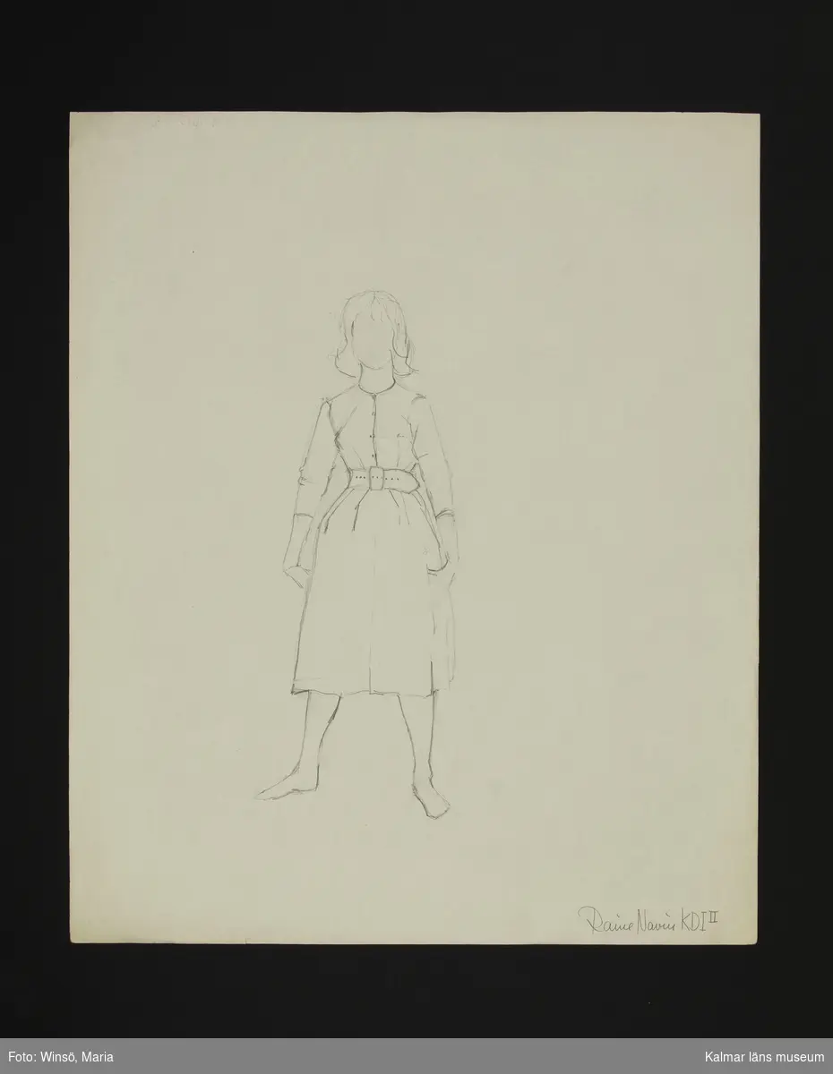 Skiss i blyerts, figurstudie av en kvinna i dräkt eller kappa.