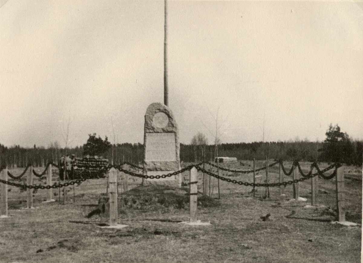 Text i fotoalbum: "AIHS fältövningar i Norrtälje 26-30 april 1938. Minnesten över Roslagens skvadron vid Vemblinge."