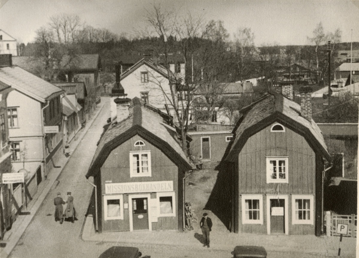Text i fotoalbum: "AIHS fältövningar i Norrtälje 26-30 april 1938. Utsikt från hotelbalkongen."