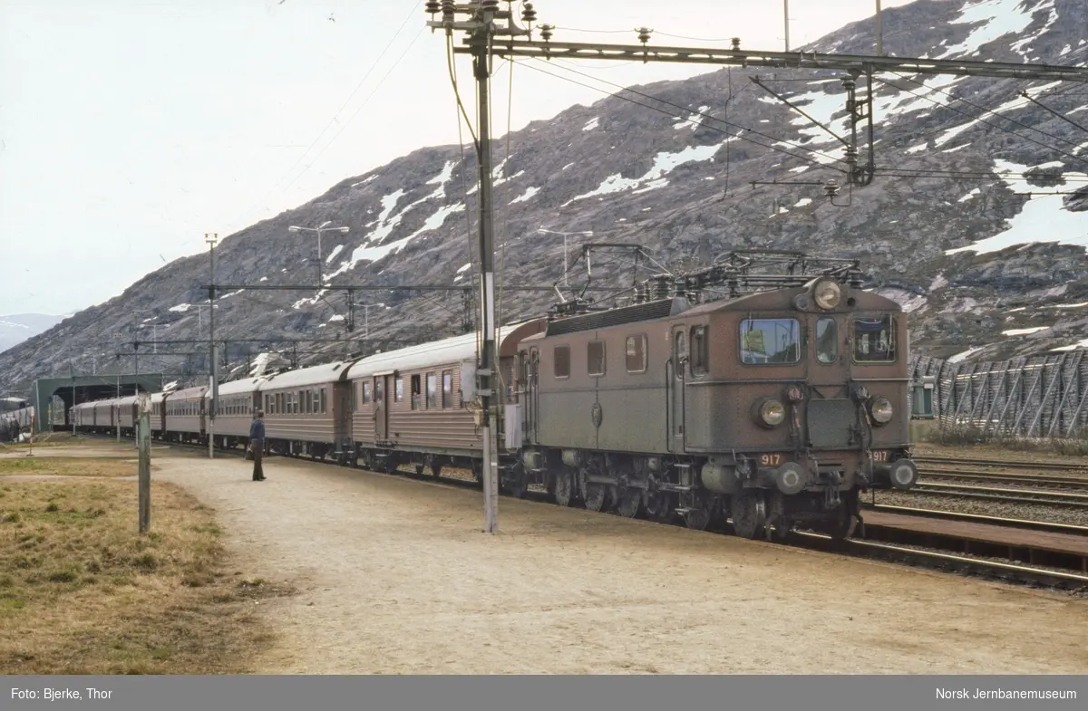 Svensk elektrisk lokomotiv Da 917 med persontog 3588 ankommer Bjørnfjell stasjon