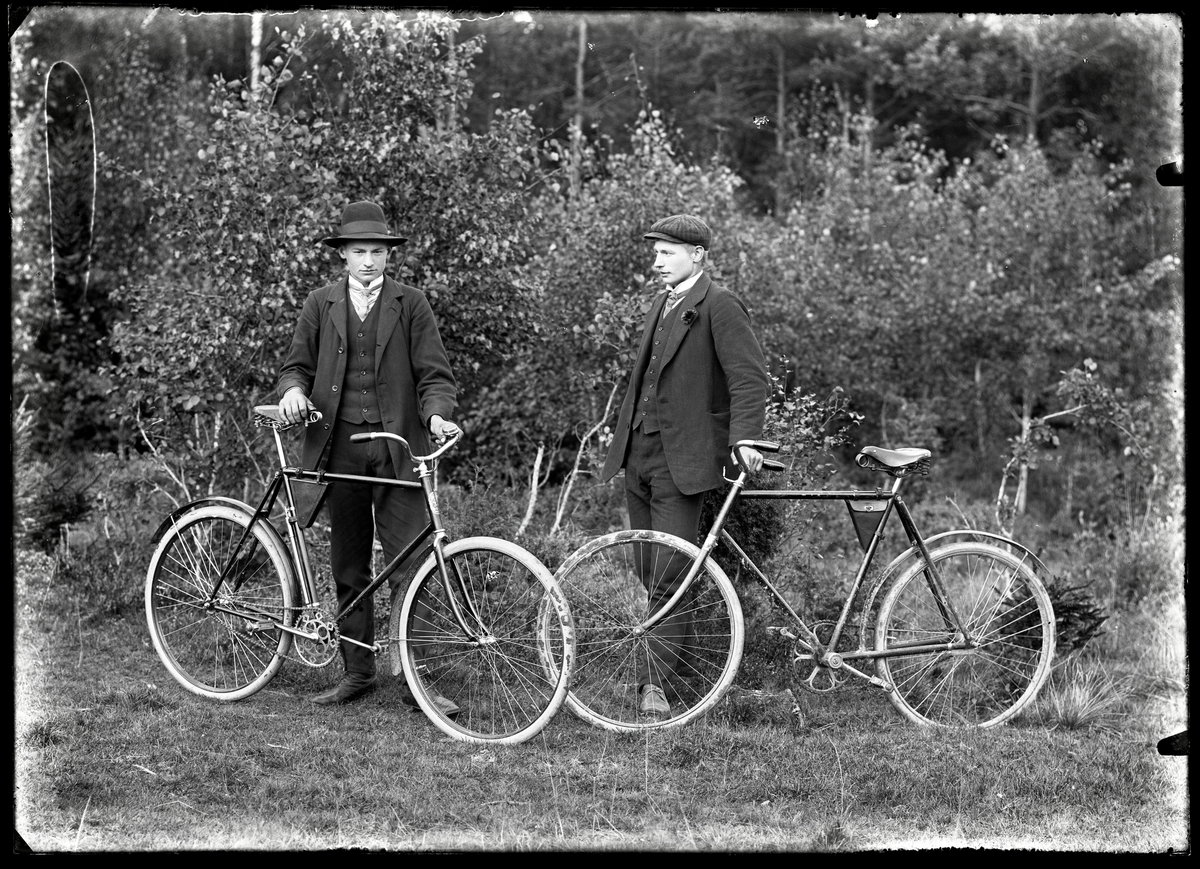 Män med cyklar
