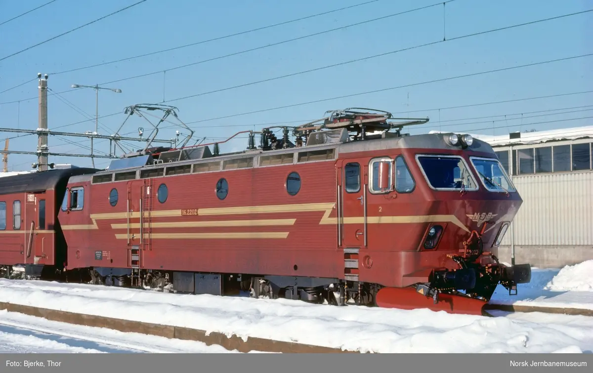 Elektrisk lokomotiv El 16 2202 i tog 308 på Hamar stasjon