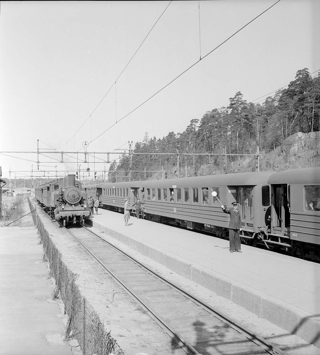 Signal för avgång. Statens Järnvägar, SJ B6G-vagnar. Ångloket till vänster är SJ S10 1726.