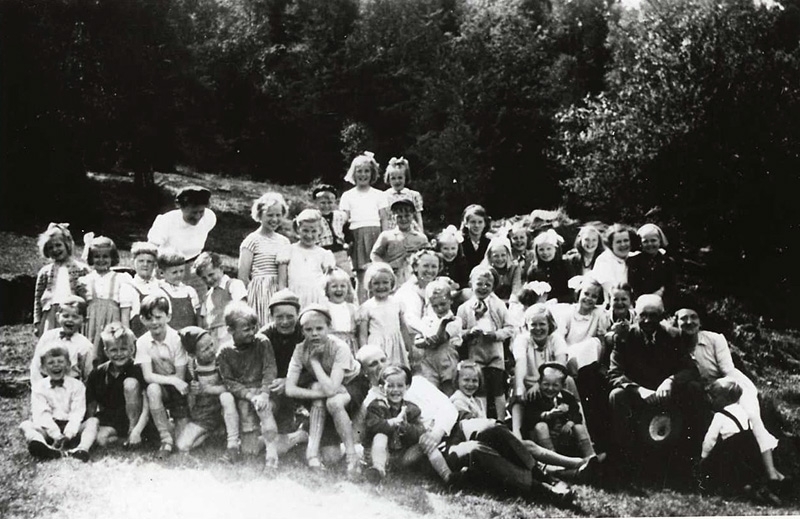 Kållered missionsförsamlings söndagsskola är på utflykt cirka 1950.