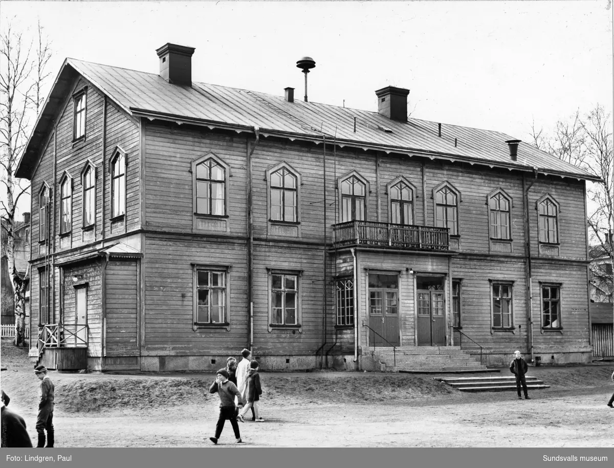 Södermalmsskolan, Södermalms gamla skola, f.d. Stenhammars skola, Nygatan 12. Byggår 1883. Den äldsta skolbyggnaden uppfördes i en våning, bl.a. med hjälp av Utskänkningsbolagets fond  för allmännyttiga företag. 1887 påbyggdes en andra våning. År 1975 revs Södermalms gamla skola.