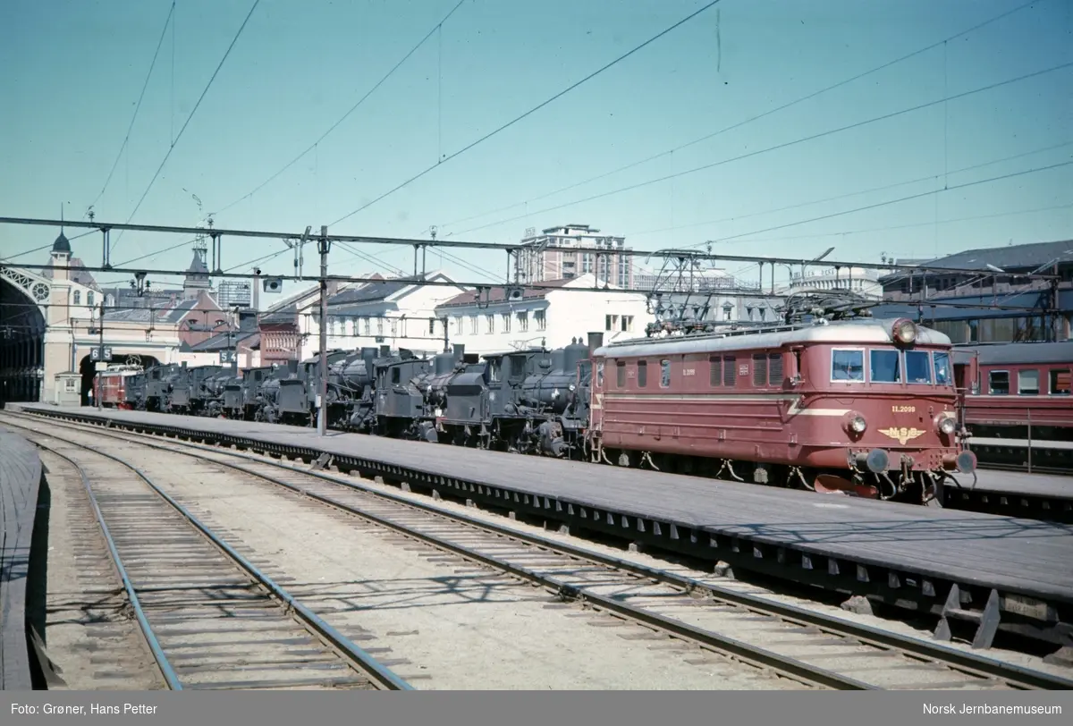 Utrangerte damplokomotiver klare for transport fra Oslo Ø til Lillestrøm for opphugging.