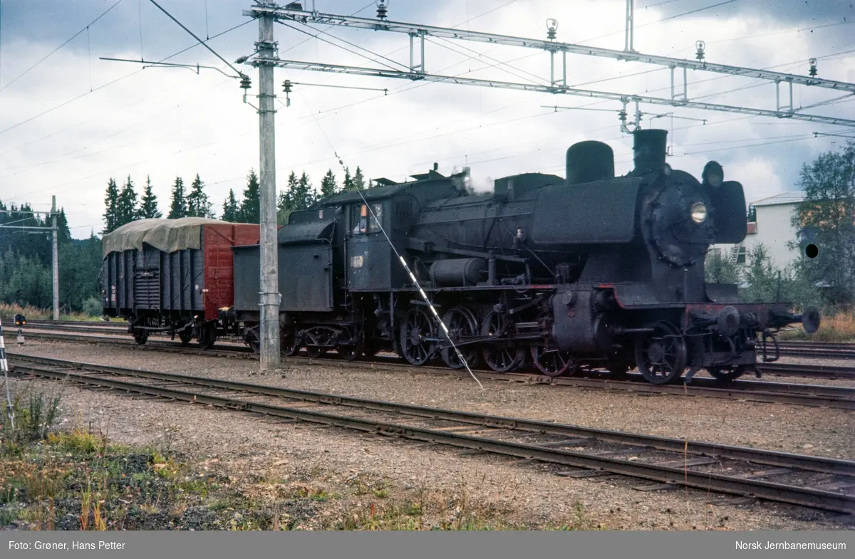 Damplokomotiv type 24b nr. 264 med godstog på Reinsvoll stasjon.