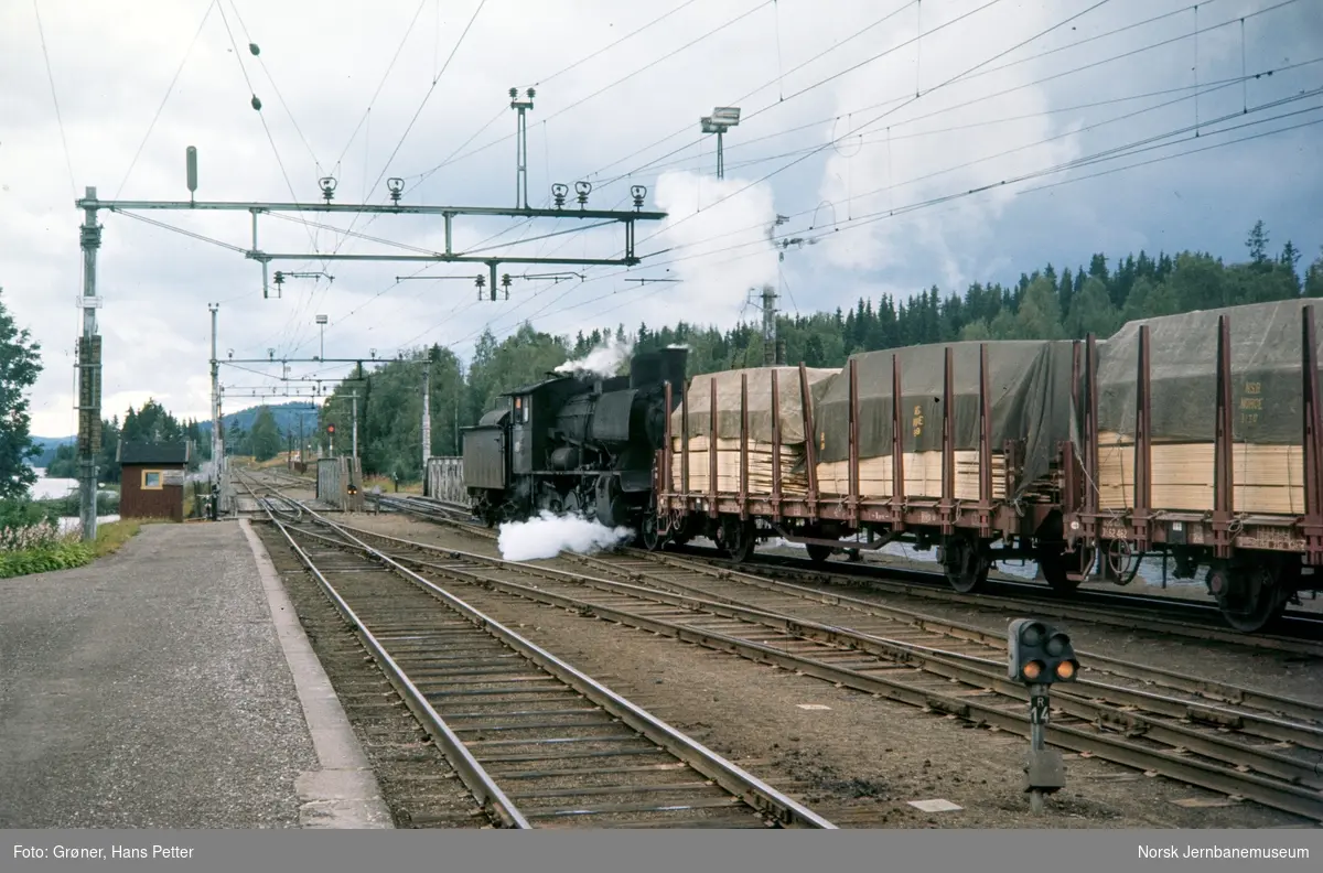 Damplokomotiv type 24b nr. 264 med godstog på Eina stasjon.
