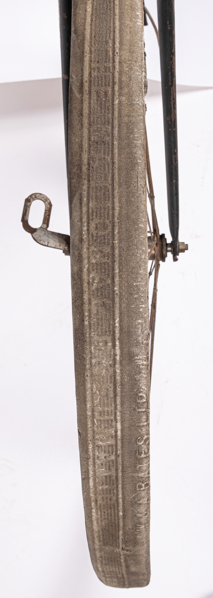 Cykel från 1800-talets slut.
Svartmålad. Gummidäck. Pakethållare i fram. Brun sadel av läder.
Den är tysk och är av märket Brennabor, modell No 1. Firman låg i Brandenburg.
Den är från sista årtiondena på 1800-talet.
Registreringsskyl i glas, nummer 5198.