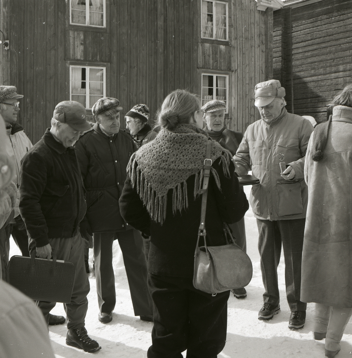 En grupp människor har samlats för en kurs vid Hembygdsbyn i Rengsjö, 1984.