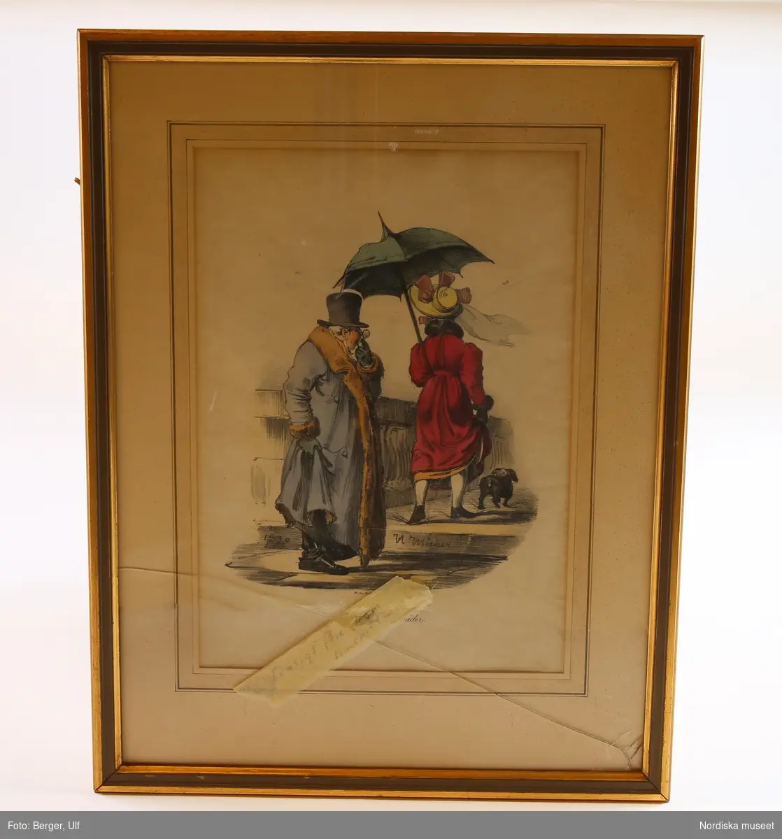 Man med hög hatt och lornjett  tittar på dam med paraply som drar upp kjolen för att undvika väta under regnväder.