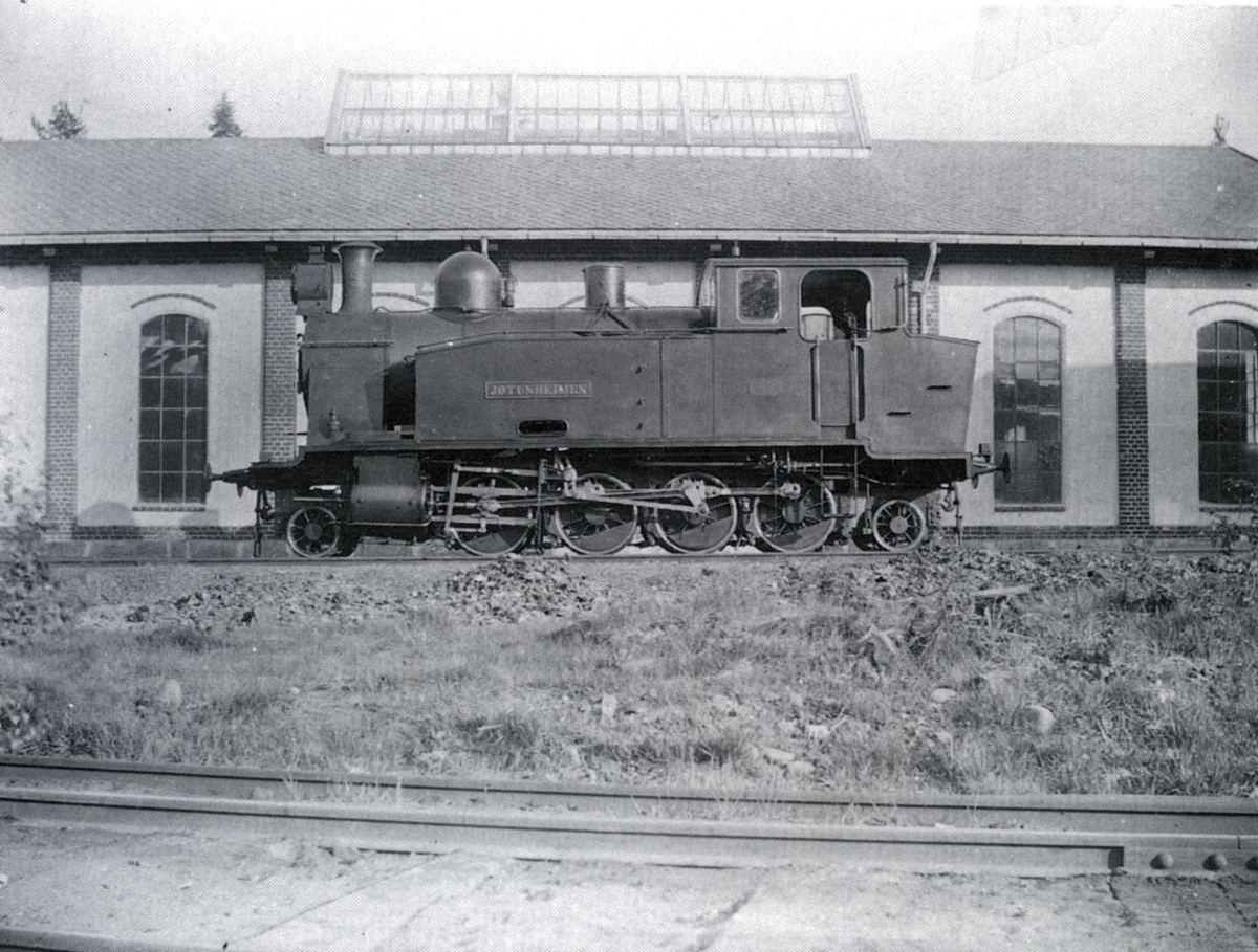 Lokomotivet "Jotunheimen" ved Dokka Jernbanestasjon
