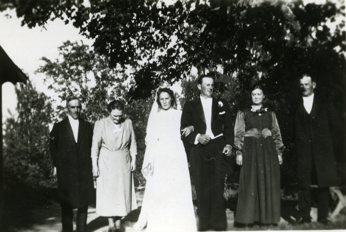 Bröllopet morfar Karl, mormor Fanny, mor Inga May, far Allan, farmor Elsa och farfar Arvid.