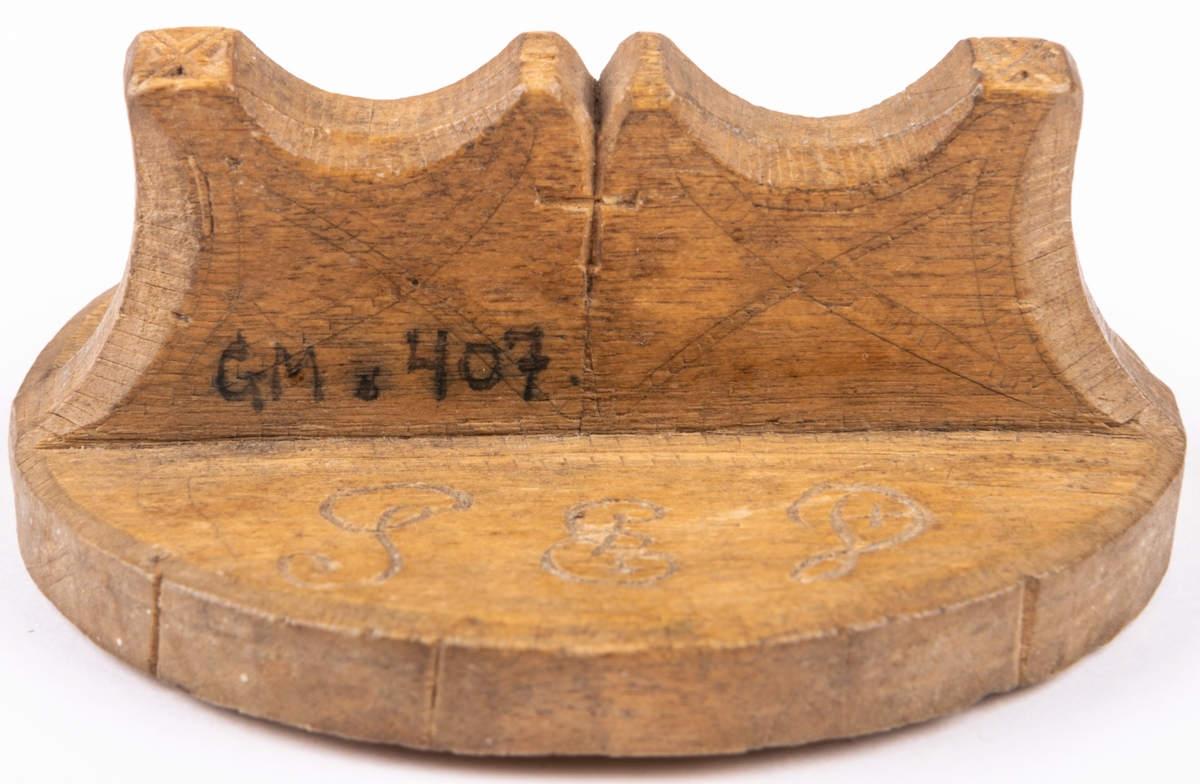 Messmörskrus, med karvsnittsmönster, märkt PED - 1840.